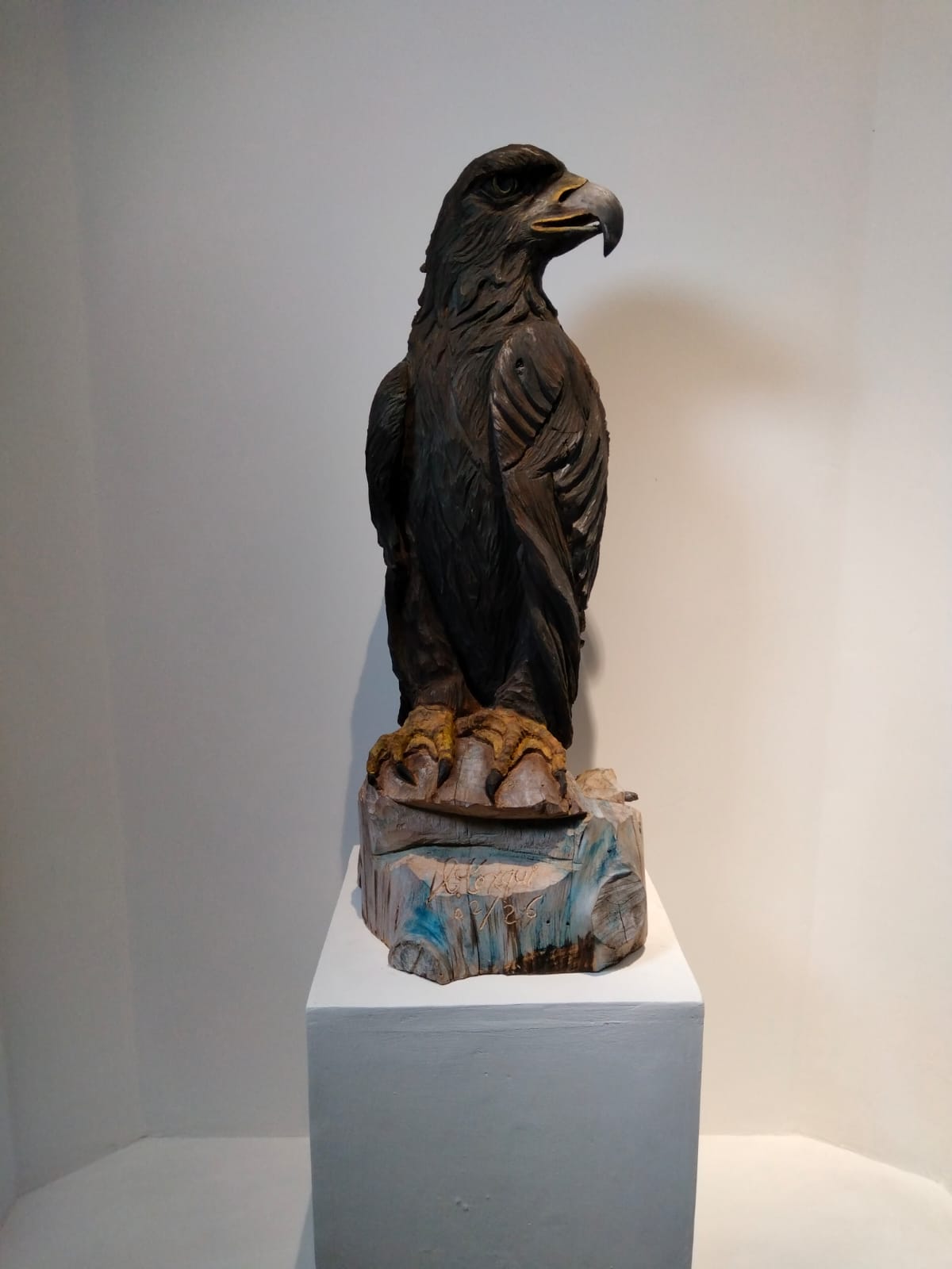 La reina de las alturas, escultura de águila